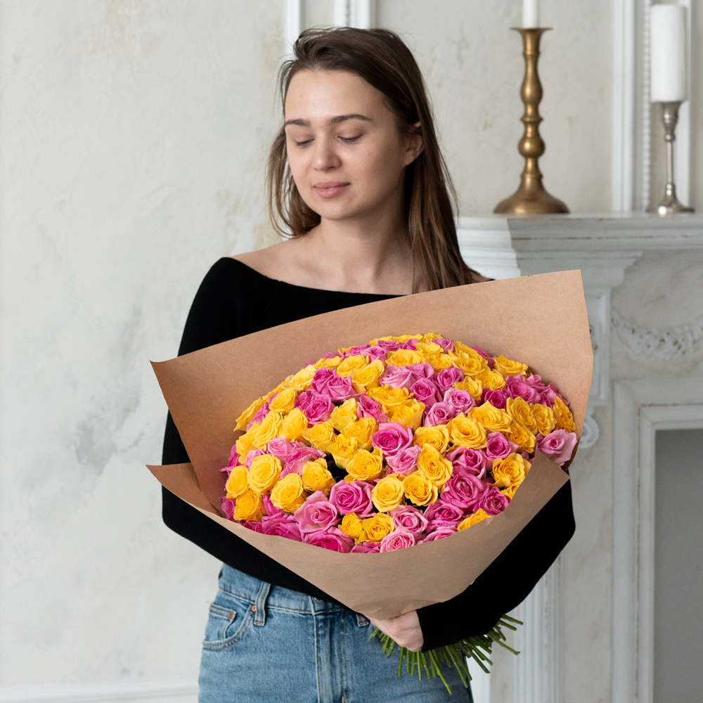 Розы дешево, 101 шт. Цвет:розовый и жёлтый. Доставка круглосуточно в Санкт-Петербурге