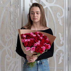 Букет «Розы красные и розовые недорого: 55 цветков» Букет «Розы красные и розовые недорого: 55 цветков»