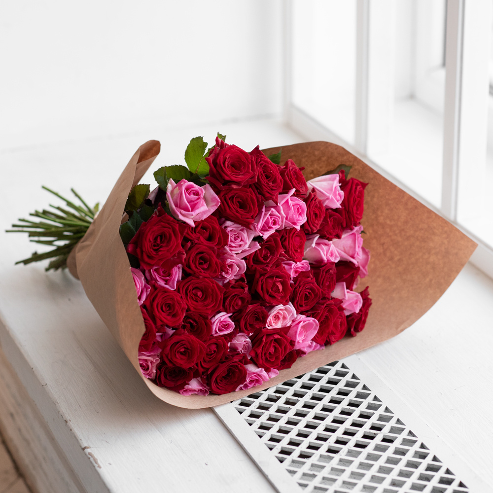 Розы красные и розовые недорого: 55 цветков