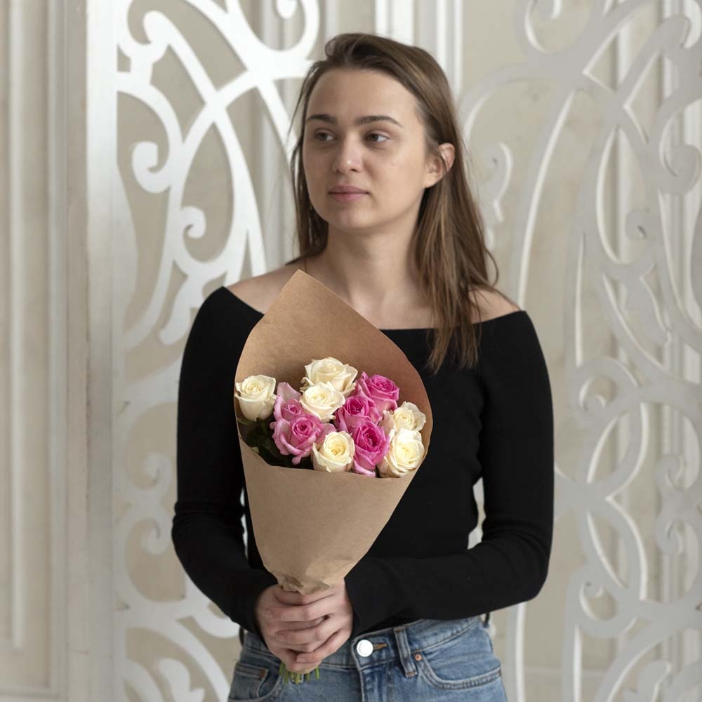 Розы дешево, 11 штук. Цвет: белый и розовый. Доставка круглосуточно в Санкт-Петербурге