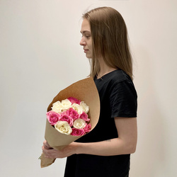 Букет «Розы белые и розовые недорого: 13 цветков» Букет «Розы белые и розовые недорого: 13 цветков»