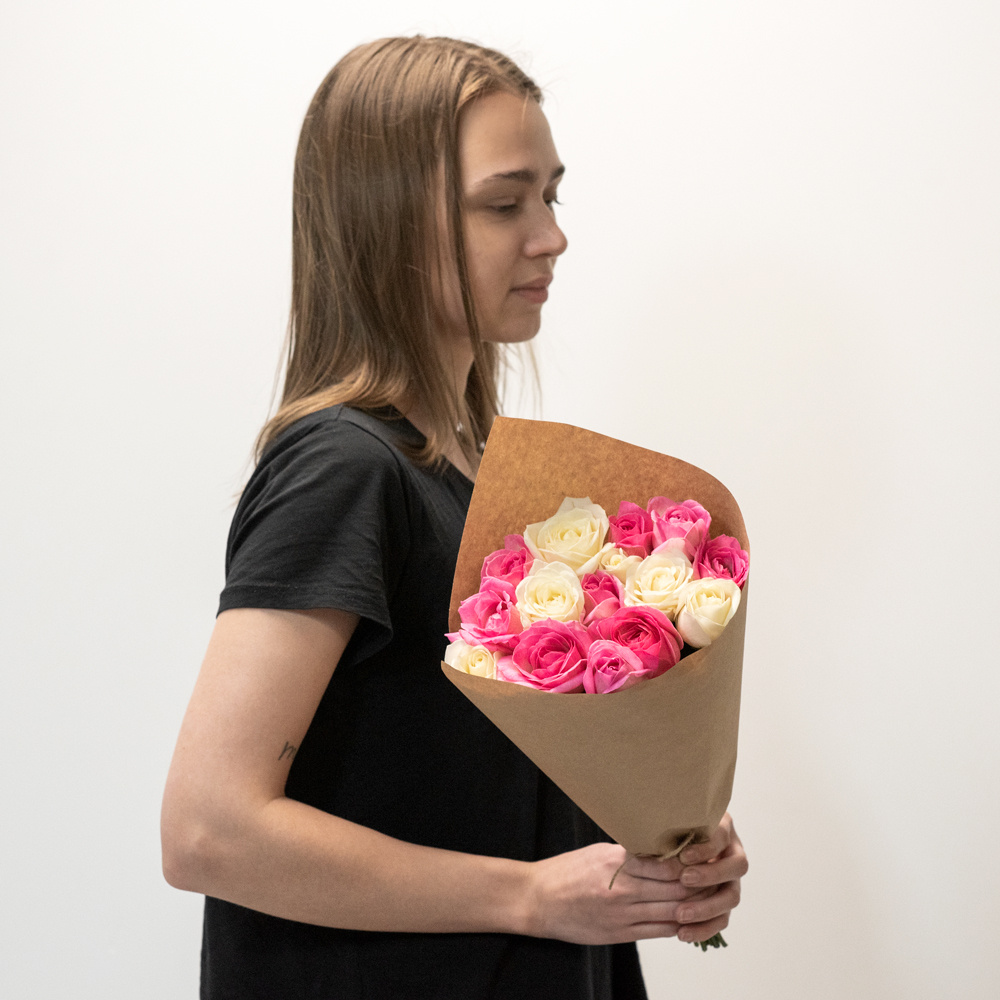 Розы дешево, 15 штук. Цвет: белый и розовый. Доставка круглосуточно в Санкт-Петербурге