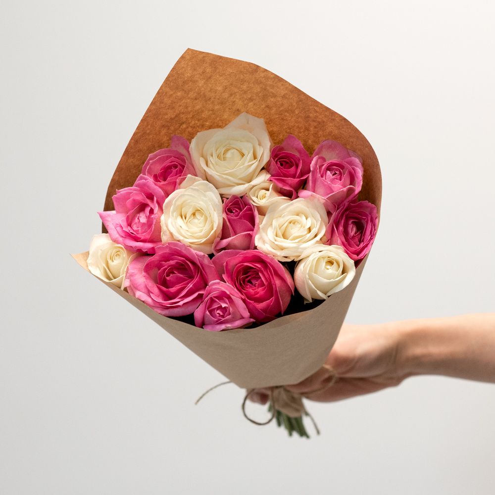 Розы белые и розовые недорого: 15 цветков