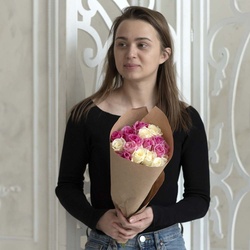 Букет «Розы белые и розовые недорого: 17 цветков» Букет «Розы белые и розовые недорого: 17 цветков»