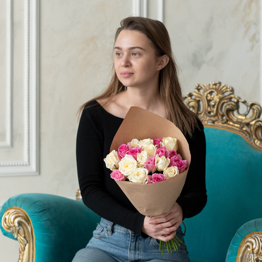 Розы дешево, 19 штук. Цвет: белый и розовый. Доставка круглосуточно в Санкт-Петербурге