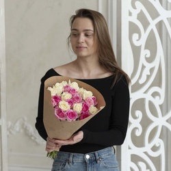Букет «Розы белые и розовые недорого: 21 цветок» Букет «Розы белые и розовые недорого: 21 цветок»