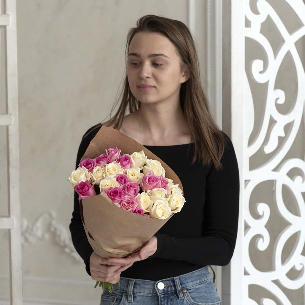 Розы дешево, 25 штук. Цвет: белый и розовый. Доставка круглосуточно в Санкт-Петербурге