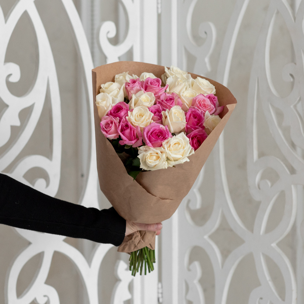 Розы белые и розовые недорого: 25 цветков