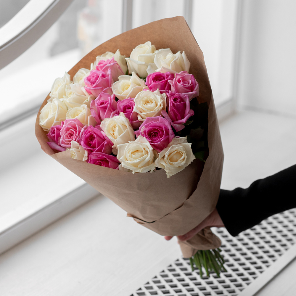 Розы белые и розовые недорого: 25 цветков