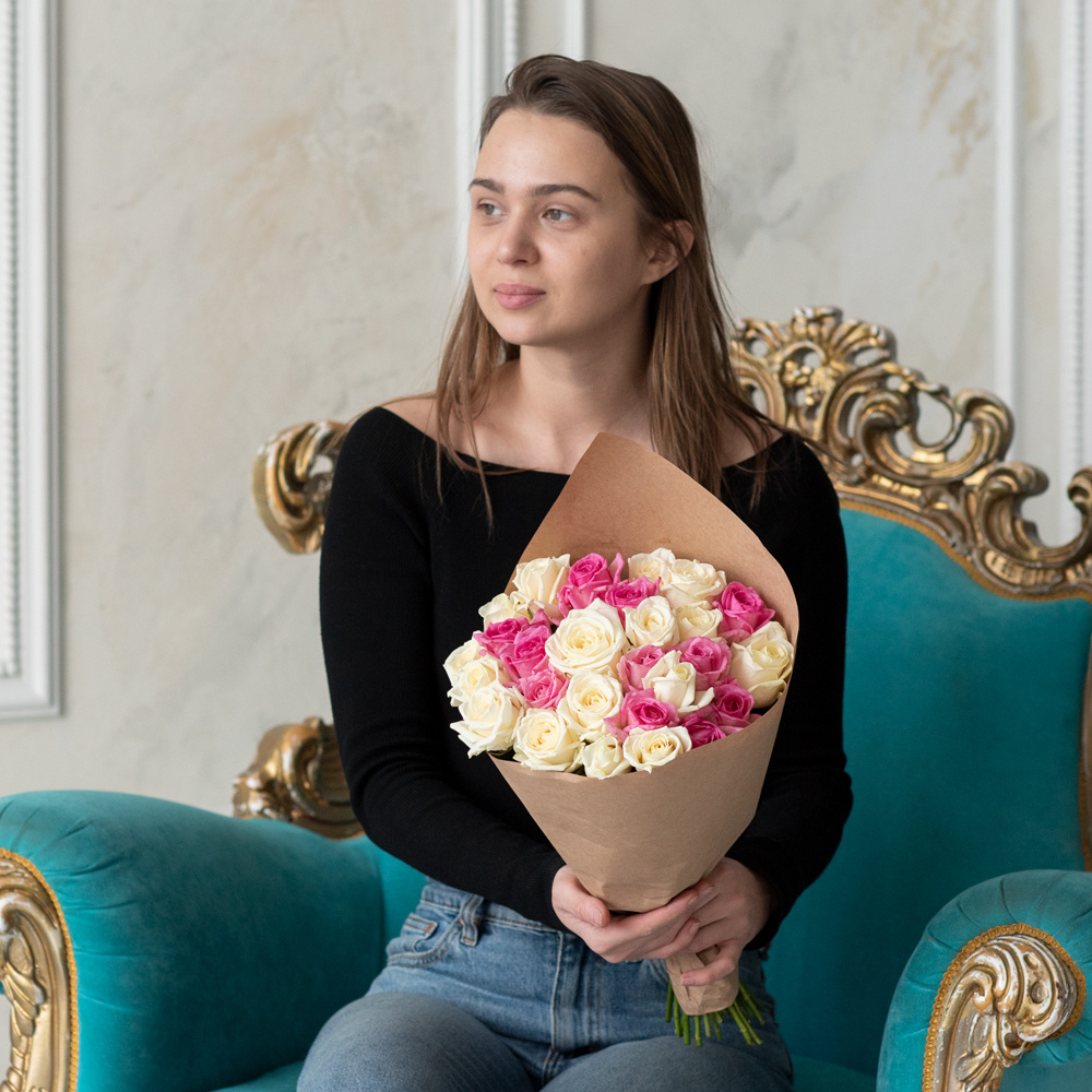 Розы дешево, 27 штук. Цвет: белый и розовый. Доставка круглосуточно в Санкт-Петербурге