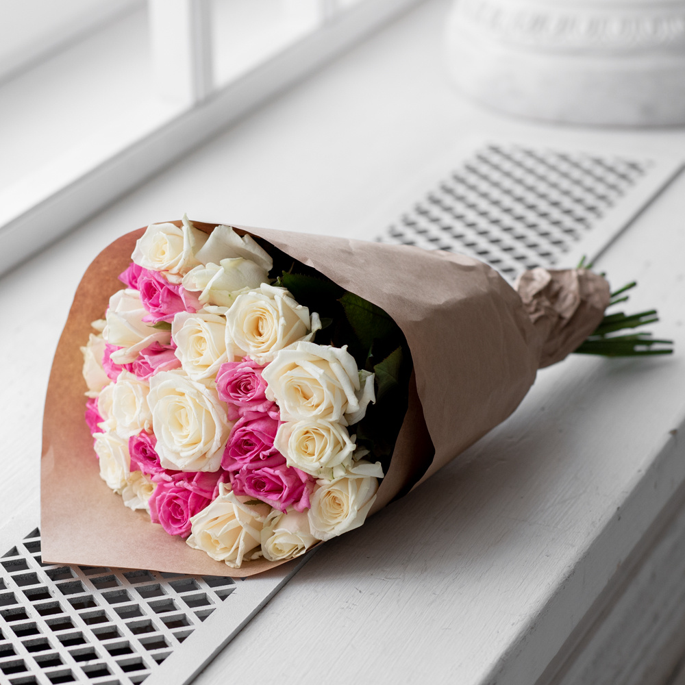 Розы белые и розовые недорого: 27 цветков