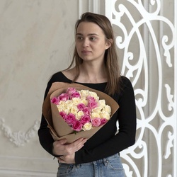 Букет «Розы белые и розовые недорого: 31 цветок» Букет «Розы белые и розовые недорого: 31 цветок»