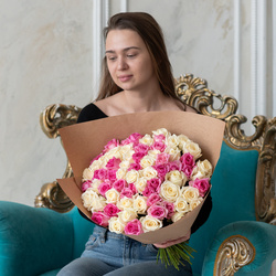 Букет «Розы белые и розовые недорого: 75 цветков» Букет «Розы белые и розовые недорого: 75 цветков»