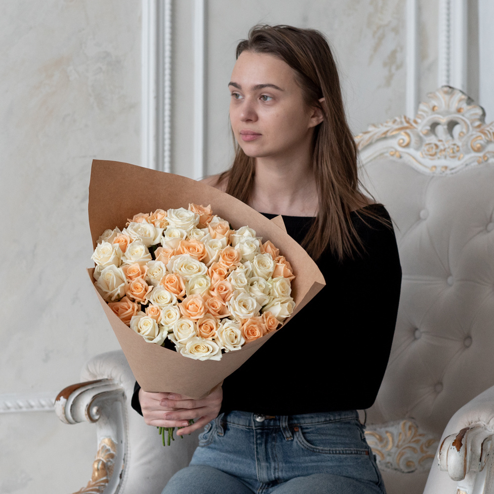 Розы дешево, 51 шт. Цвет: белый и персиковый. Доставка круглосуточно в Санкт-Петербурге