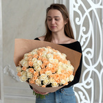 Розы дешево, 101 шт. Цвет: белый и персиковый. Доставка круглосуточно в Санкт-Петербурге - Фотография 1