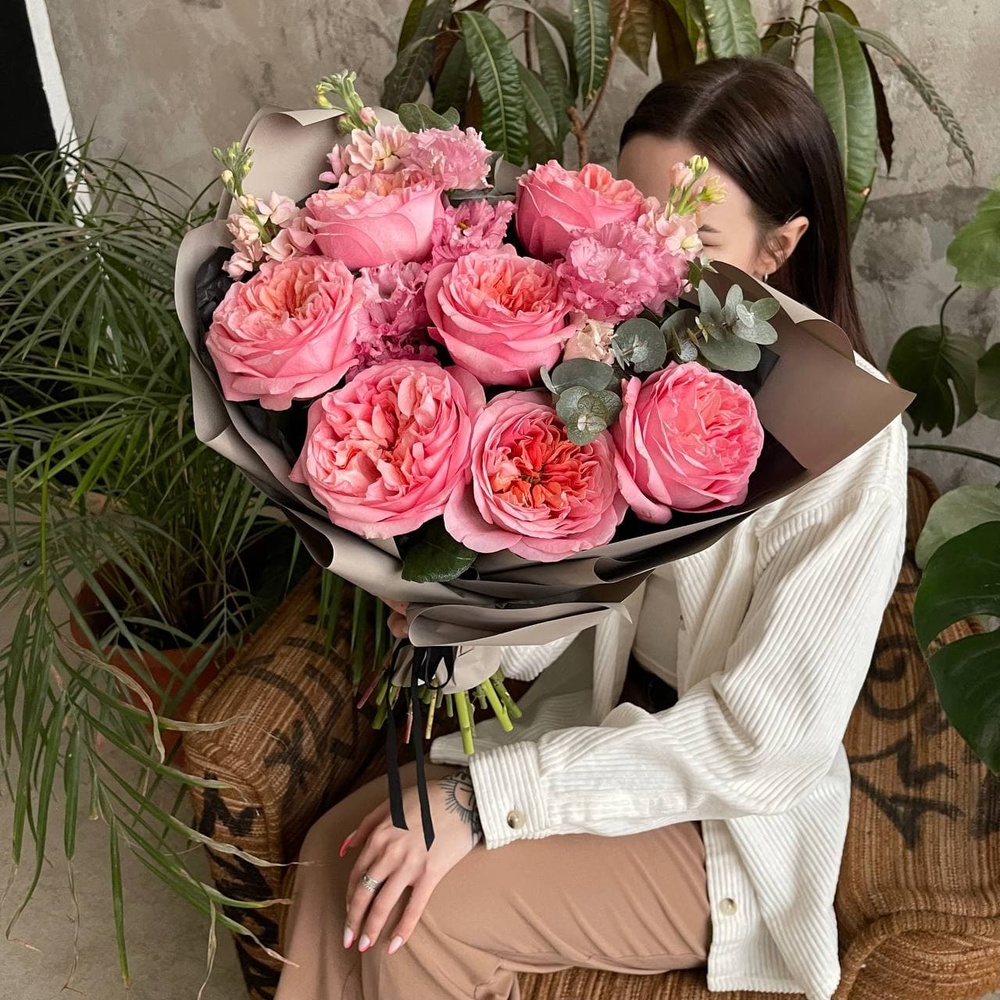 Ты моя лапочка: пионовидные розы и ароматная маттиола + аквабокс и коробка-переноска