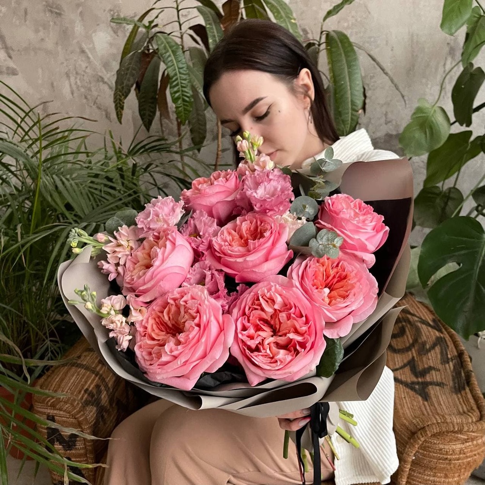 Ты моя лапочка: пионовидные розы и ароматная маттиола + аквабокс и коробка-переноска