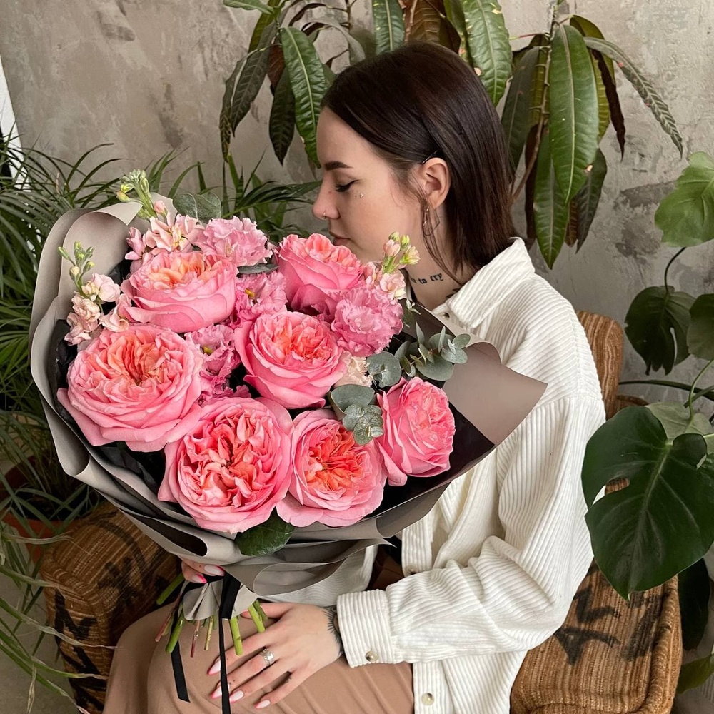 Ты моя лапочка: пионовидные розы и ароматная маттиола + аквабокс и коробка-переноска