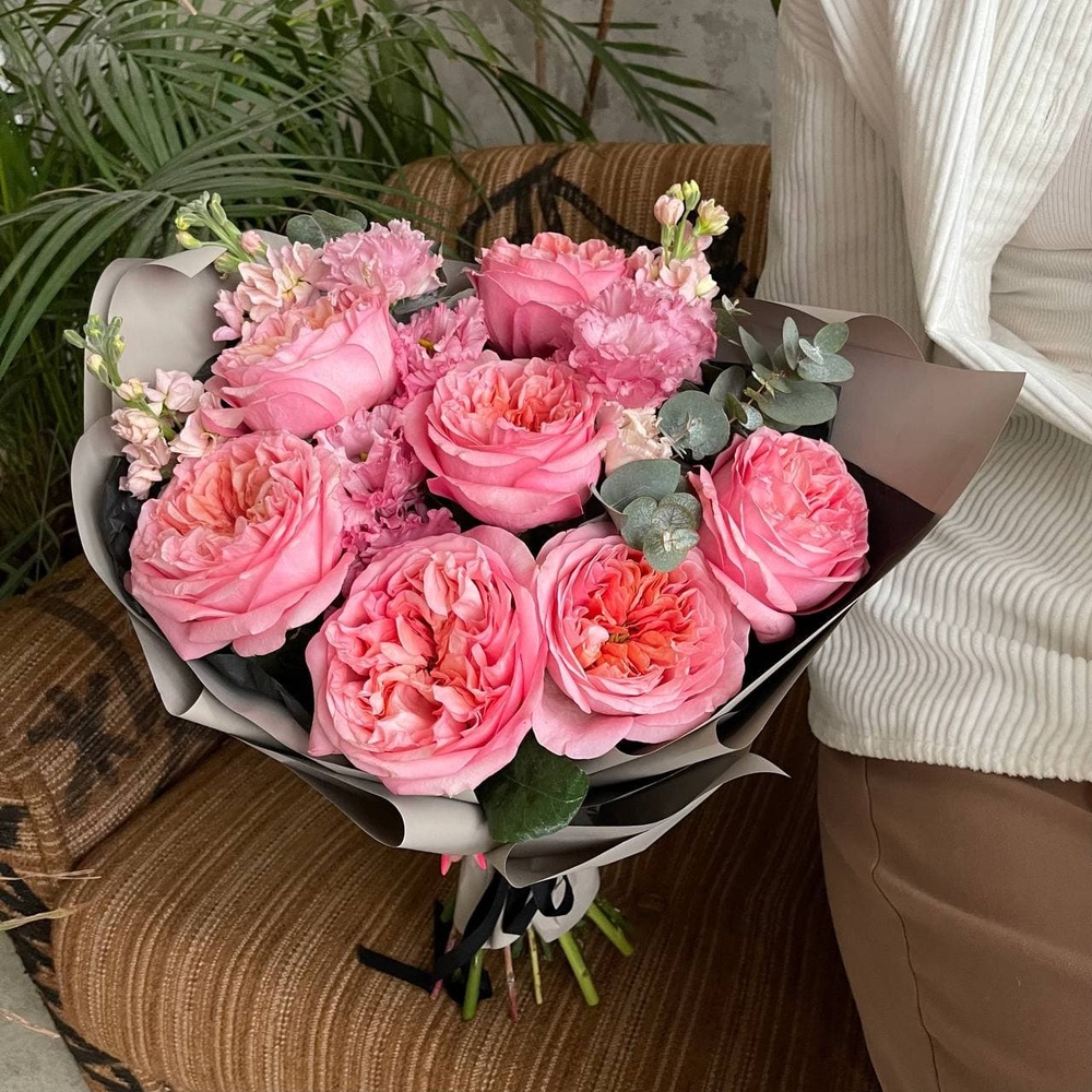 Ты моя лапочка: пионовидные розы и ароматная маттиола + аквабокс и коробка-переноска