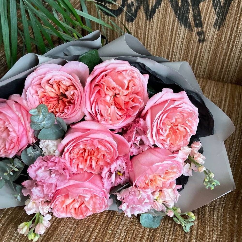 Ты моя лапочка: пионовидные розы и ароматная маттиола + аквабокс и коробка-переноска