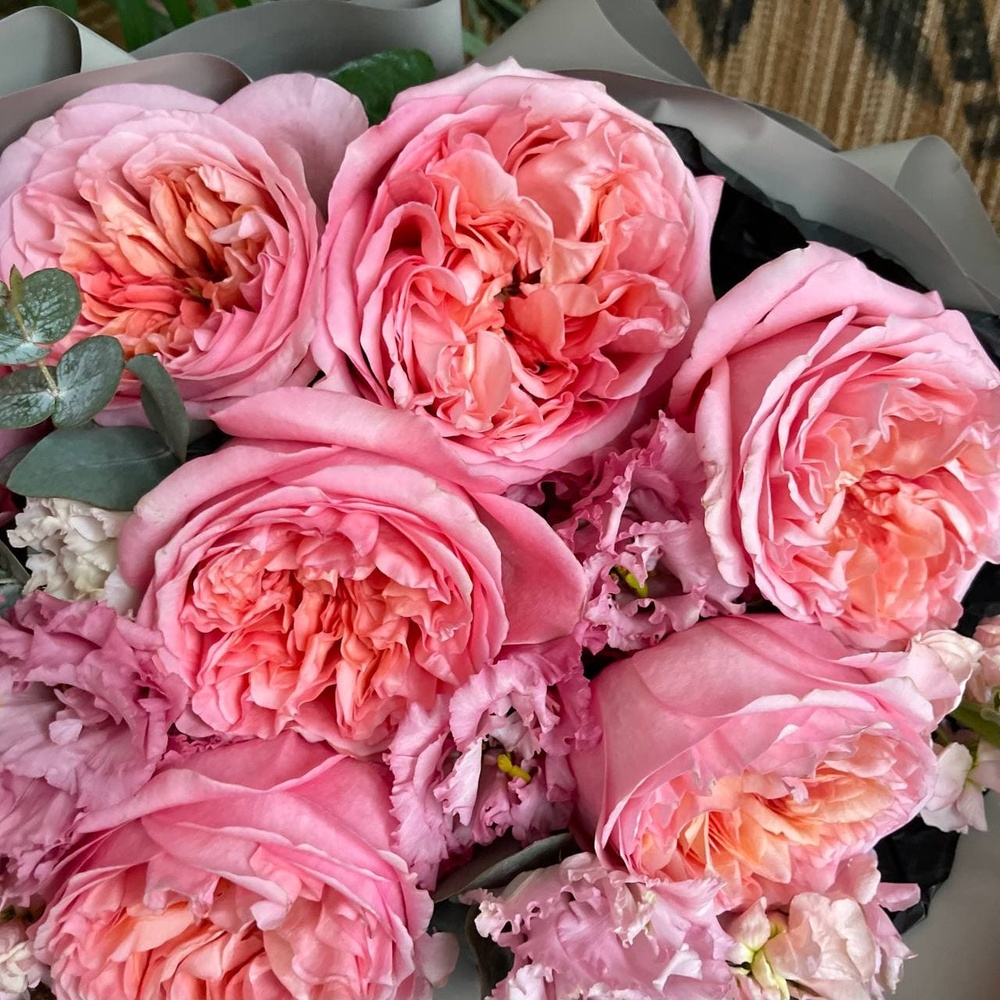 Ты моя лапочка: пионовидные розы и ароматная маттиола + аквабокс и коробка-переноска