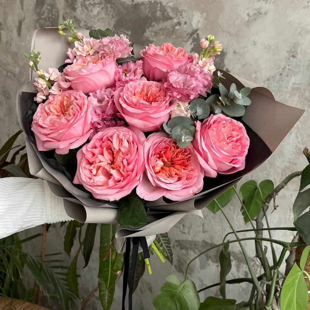 Ты моя лапочка: пионовидные розы и ароматная маттиола + аквабокс и коробка-переноска