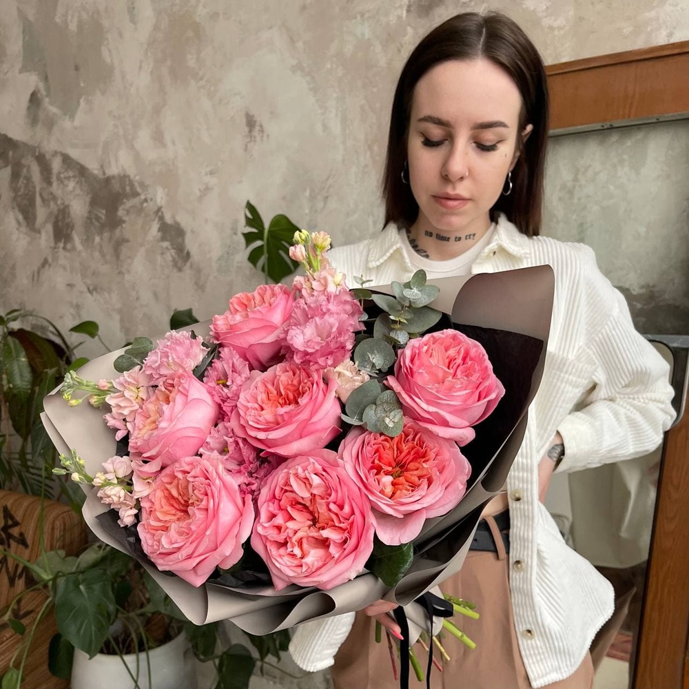 Ты моя лапочка: пионовидные розы и ароматная маттиола + аквабокс и коробка-переноска