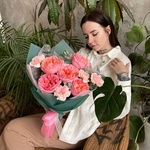 Пылающие ланиты: пионовидная роза и фактурные гвоздики в Санкт-Петербурге - Фотография 1