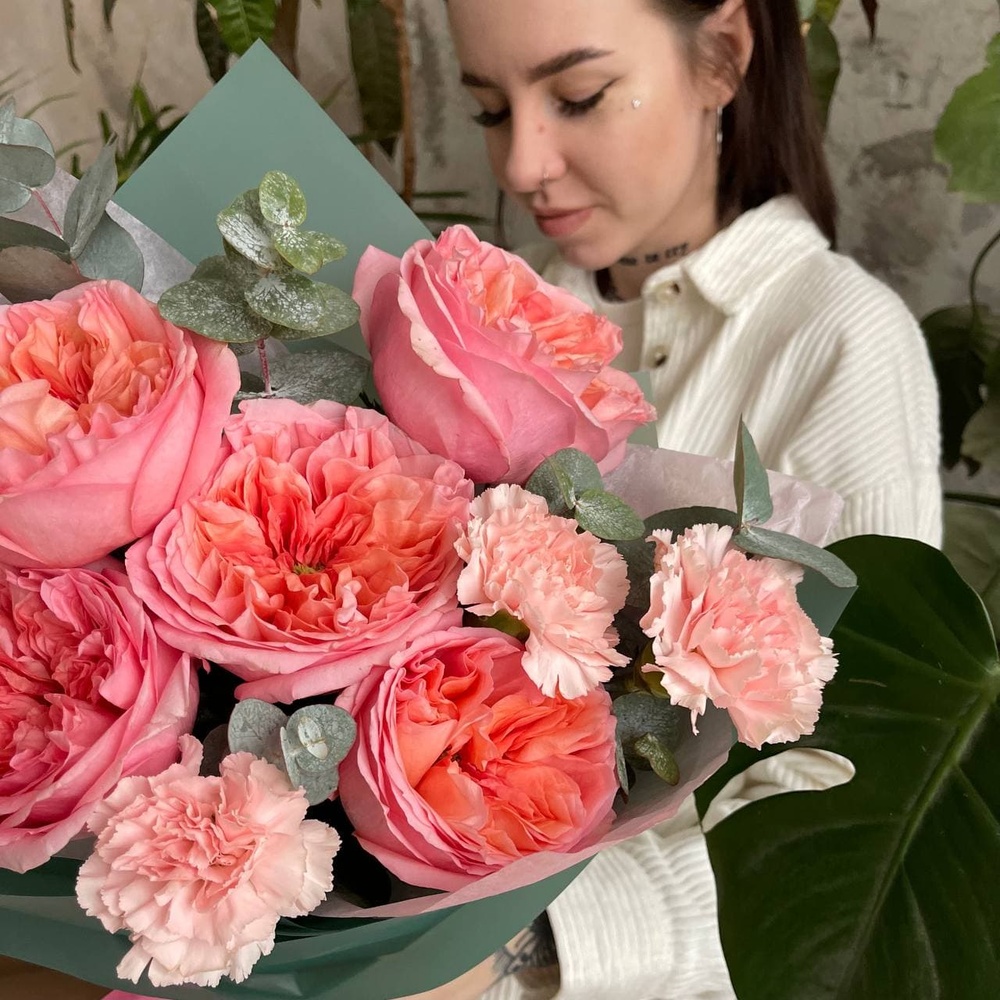 Пылающие ланиты: пионовидная роза и фактурные гвоздики + аквабокс и коробка-переноска