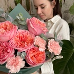 Пылающие ланиты: пионовидная роза и фактурные гвоздики в Санкт-Петербурге - Фотография 5