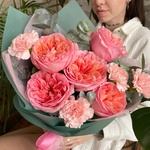 Пылающие ланиты: пионовидная роза и фактурные гвоздики в Санкт-Петербурге - Фотография 2