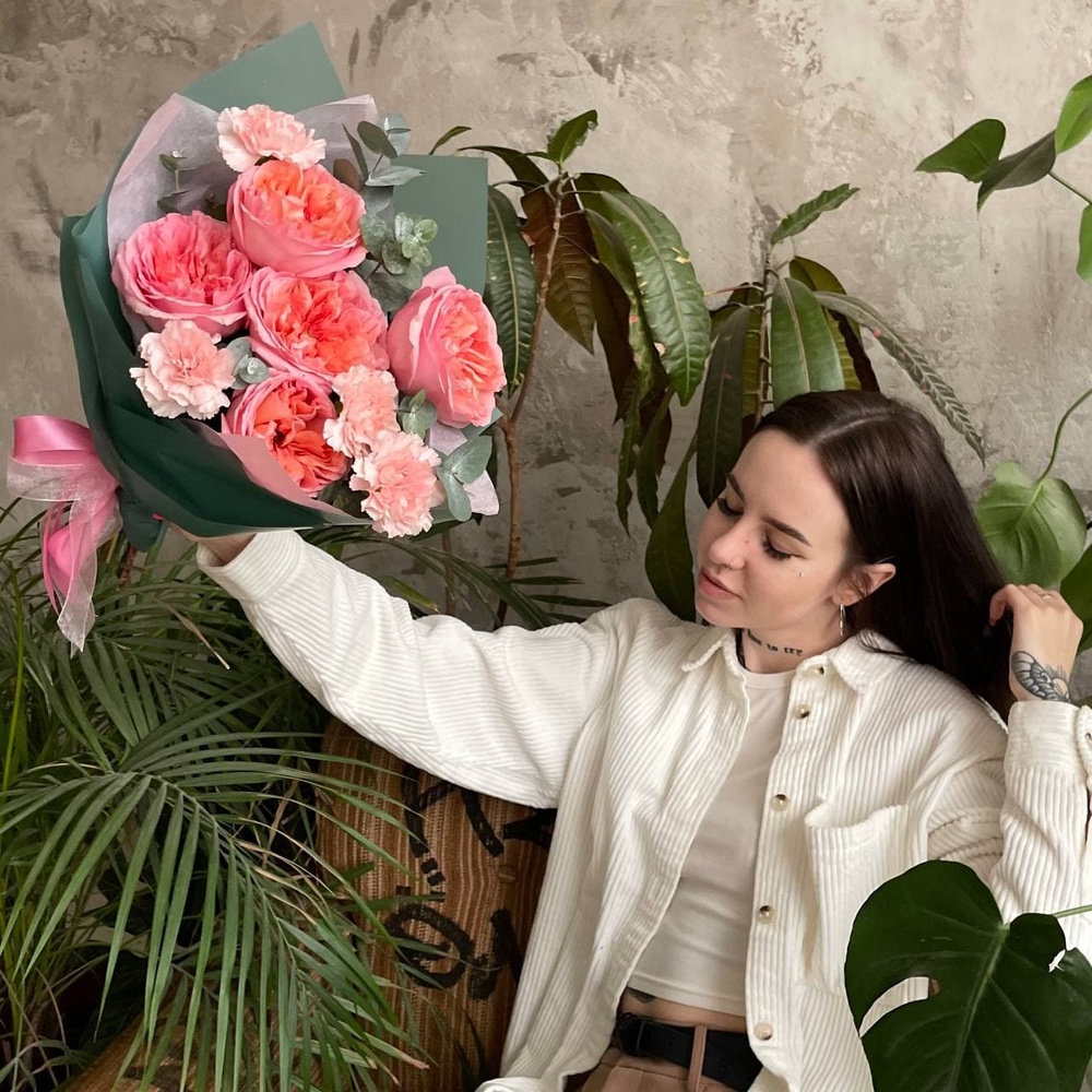 Пылающие ланиты: пионовидная роза и фактурные гвоздики + аквабокс и коробка-переноска