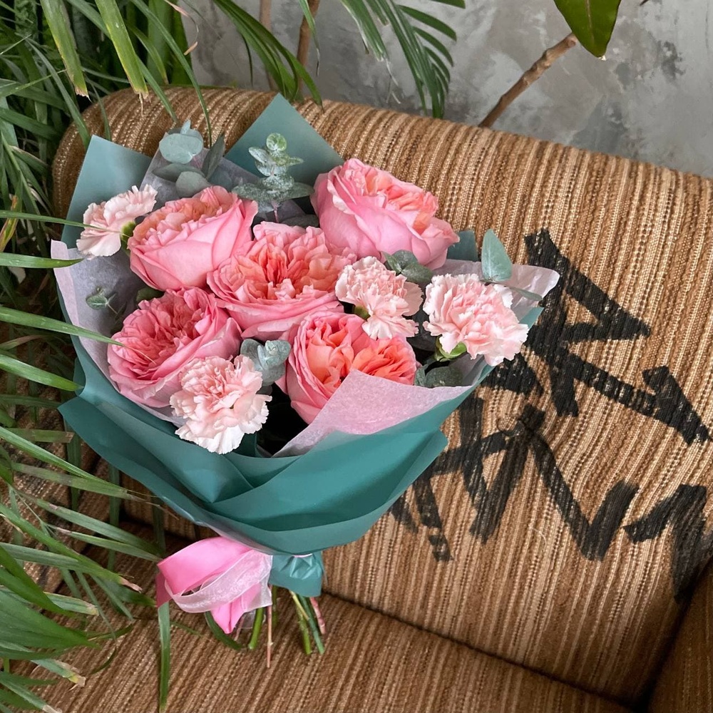 Пылающие ланиты: пионовидная роза и фактурные гвоздики + аквабокс и коробка-переноска