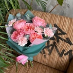 Пылающие ланиты: пионовидная роза и фактурные гвоздики в Санкт-Петербурге - Фотография 9