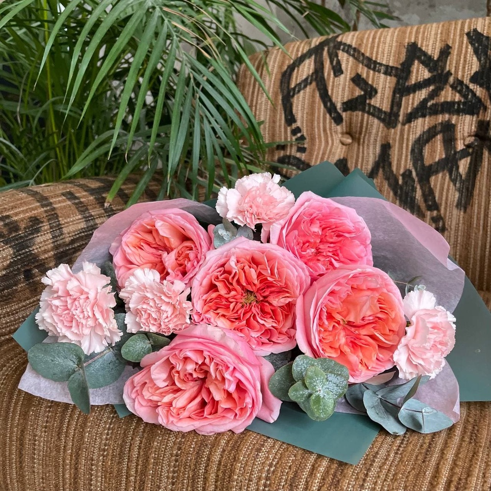 Пылающие ланиты: пионовидная роза и фактурные гвоздики + аквабокс и коробка-переноска