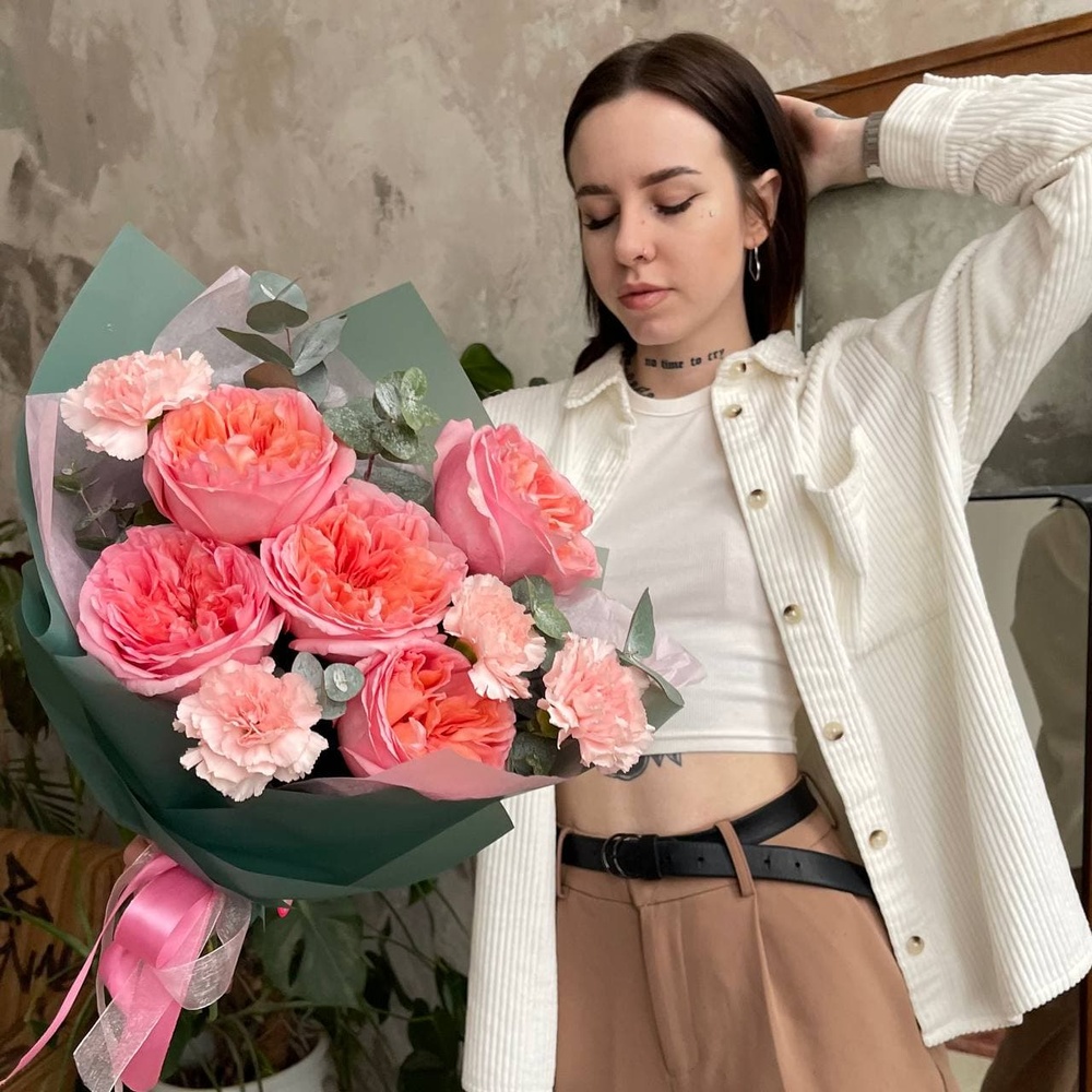 Пылающие ланиты: пионовидная роза и фактурные гвоздики + аквабокс и коробка-переноска