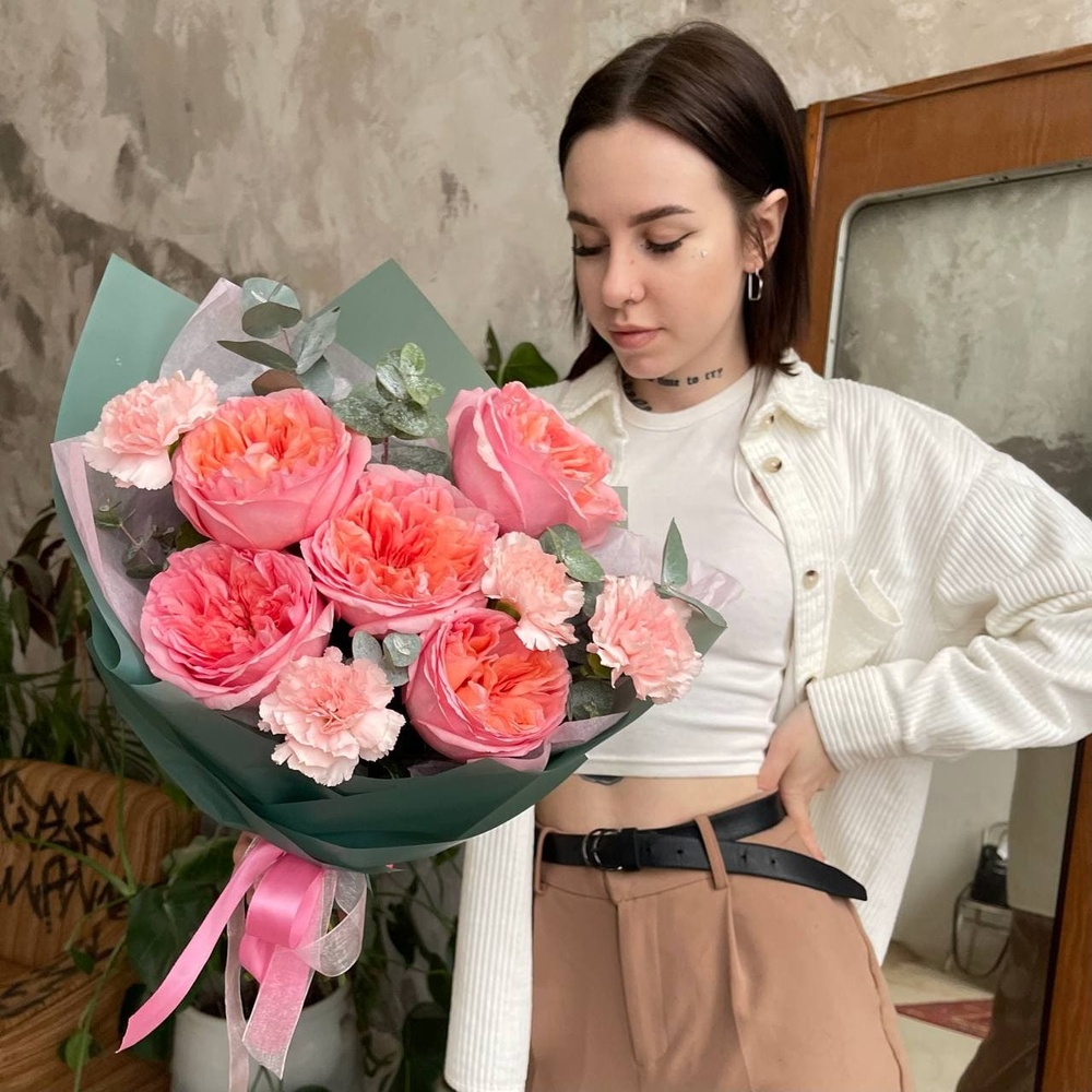 Пылающие ланиты: пионовидная роза и фактурные гвоздики + аквабокс и коробка-переноска