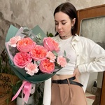 Пылающие ланиты: пионовидная роза и фактурные гвоздики в Санкт-Петербурге - Фотография 8