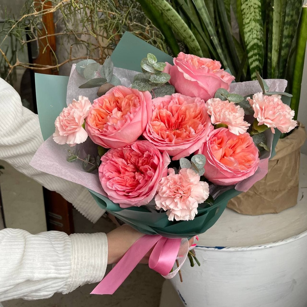 Пылающие ланиты: пионовидная роза и фактурные гвоздики + аквабокс и коробка-переноска