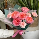 Пылающие ланиты: пионовидная роза и фактурные гвоздики в Санкт-Петербурге - Фотография 10