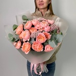 Чистый огонь: пионовидные розы и соцветия озотамнуса в Санкт-Петербурге - Фотография 6