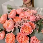 Чистый огонь: пионовидные розы и соцветия озотамнуса в Санкт-Петербурге - Фотография 5