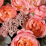 Чистый огонь: пионовидные розы и соцветия озотамнуса в Санкт-Петербурге - Фотография 4