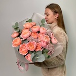 Чистый огонь: пионовидные розы и соцветия озотамнуса в Санкт-Петербурге - Фотография 8