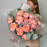 Чистый огонь: пионовидные розы и соцветия озотамнуса в Санкт-Петербурге - Фотография 1