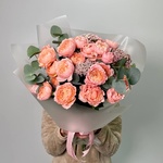 Чистый огонь: пионовидные розы и соцветия озотамнуса в Санкт-Петербурге - Фотография 3