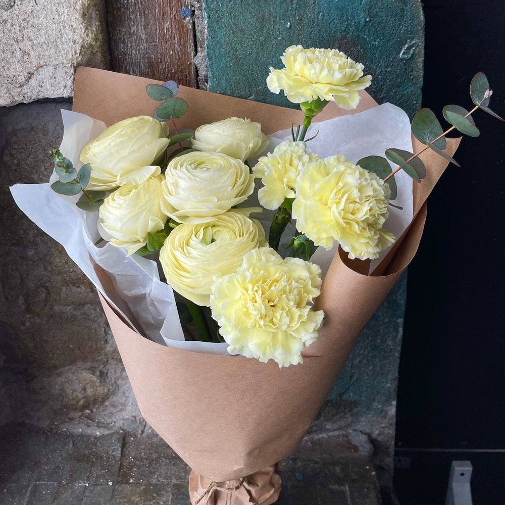 Лимонный сорбет: лимонные ранункулюсы и фактурная гвоздика