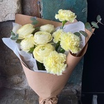 Лимонный сорбет: лимонные ранункулюсы и фактурная гвоздика в Санкт-Петербурге - Фотография 3