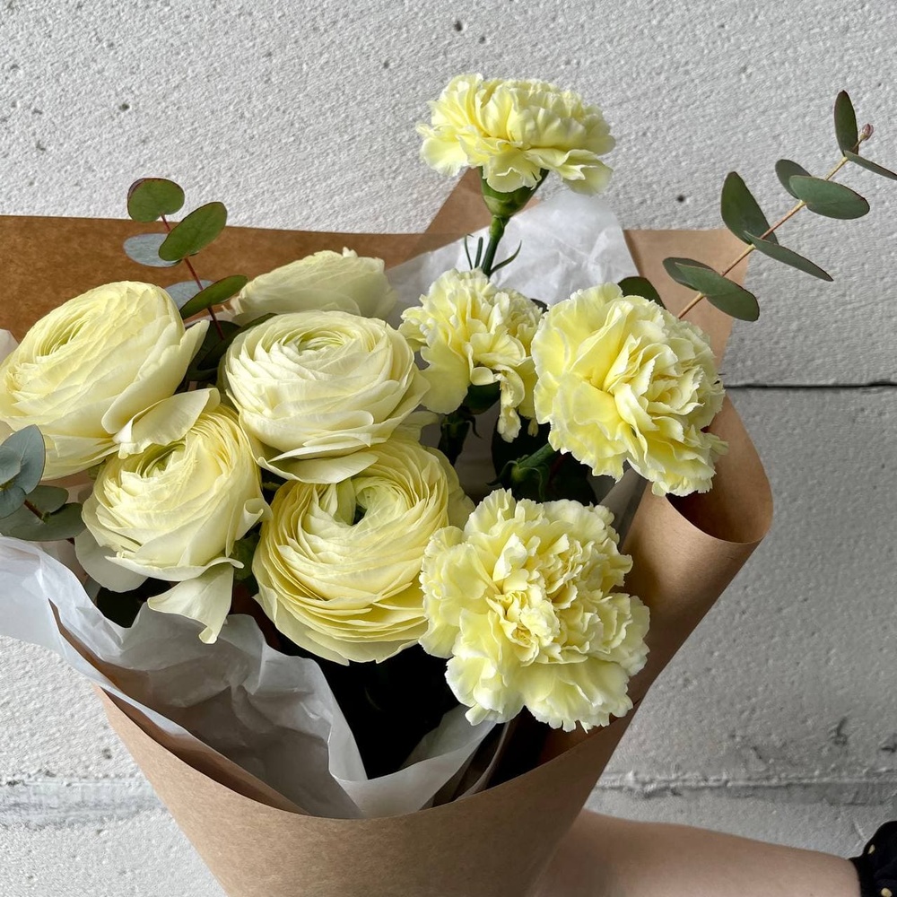 Лимонный сорбет: лимонные ранункулюсы и фактурная гвоздика