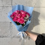 Букет из розовых роз и роз и джинстера в упаковке в Санкт-Петербурге - Фотография 2
